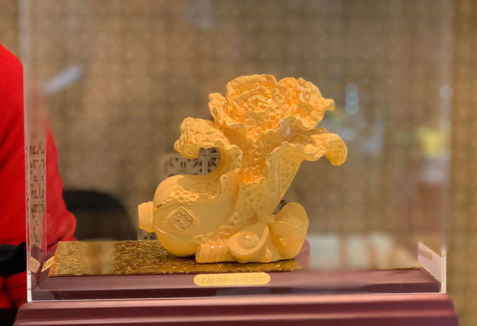 Một cây bắp cải mạ vàng có giá từ 3,5-15 triệu đồng.