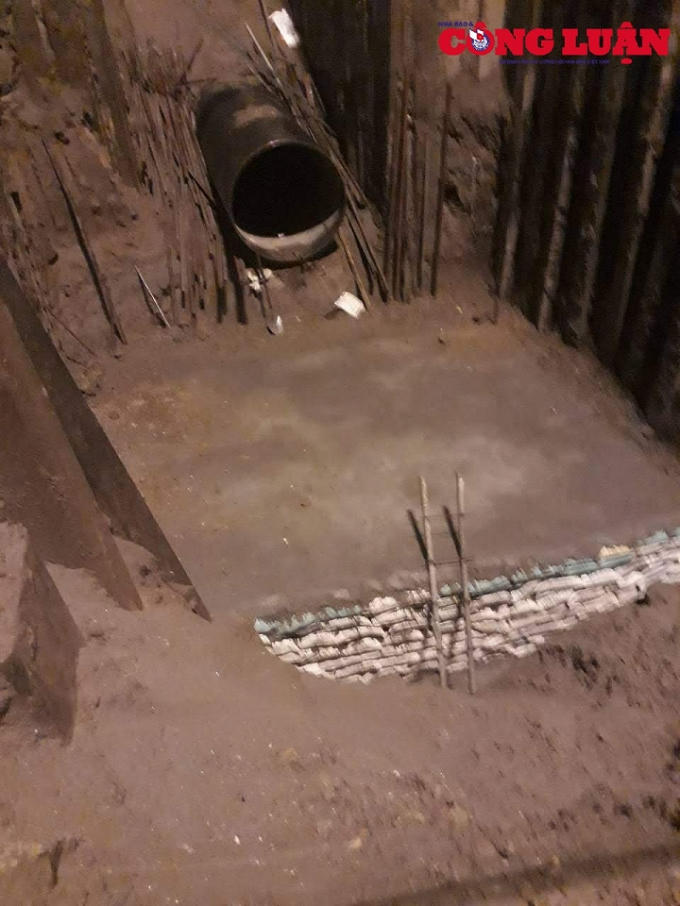 Việc đổ bê tông không được ghép cốt pha mà chỉ có những bao cát dùng để chèn, chắn.