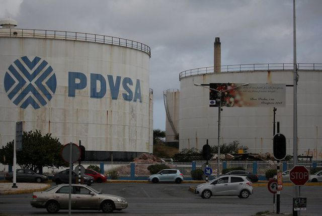 PDVSA trở thành mục tiêu trừng phạt của Mỹ nhằm gây sức ép với chính quyền Tổng thống Nicolas Maduro. (Ảnh: Reuters).