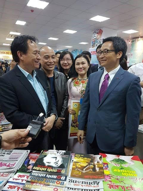 Phó Tổng Biên tập Thường trực Đặng Ngọc Luyến tiếp Phó Thủ tướng Vũ Đức Đam tại gian trưng bày của Báo PLVN tại Hội báo toàn quốc 2017.