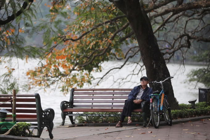 Có lẽ người ta dễ ràng nhận ra sự chuyển mùa của Hà Nội qua từng chiếc lá, ngọn cây hay những góc phố nhỏ.