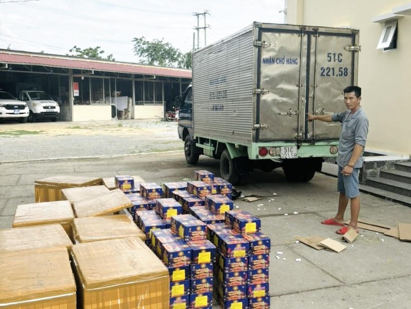 Đối tượng Đinh Văn Vinh cùng tang vật.