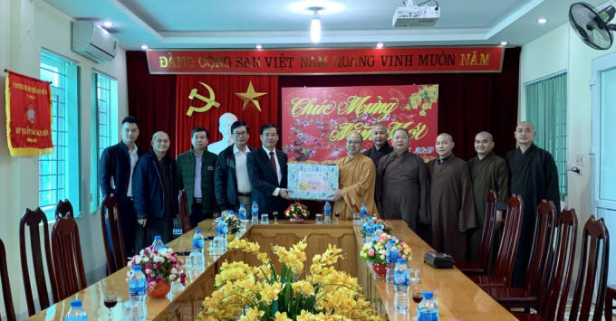 Ông Lò Văn Mừng Trưởng ban MTTQ Tỉnh tiếp đón đoàn.