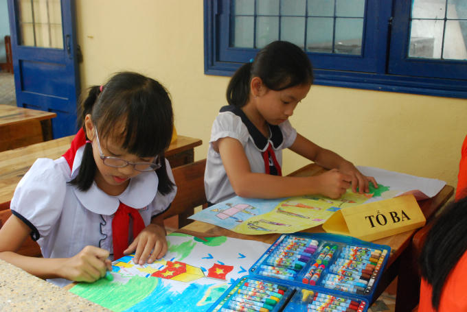 Trong ngày hội, các học sinh hào hứng tham dự cuộc thi vẽ tranh nội dung về Biển đảo Việt Nam.