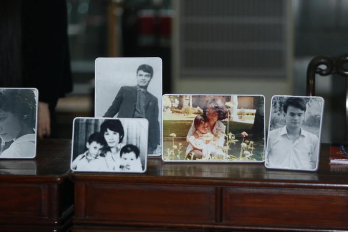 Nhiều hình ảnh thời trẻ của cố nhạc sĩ Thanh Tùng được đặt trang trọng tại bàn sổ tang.