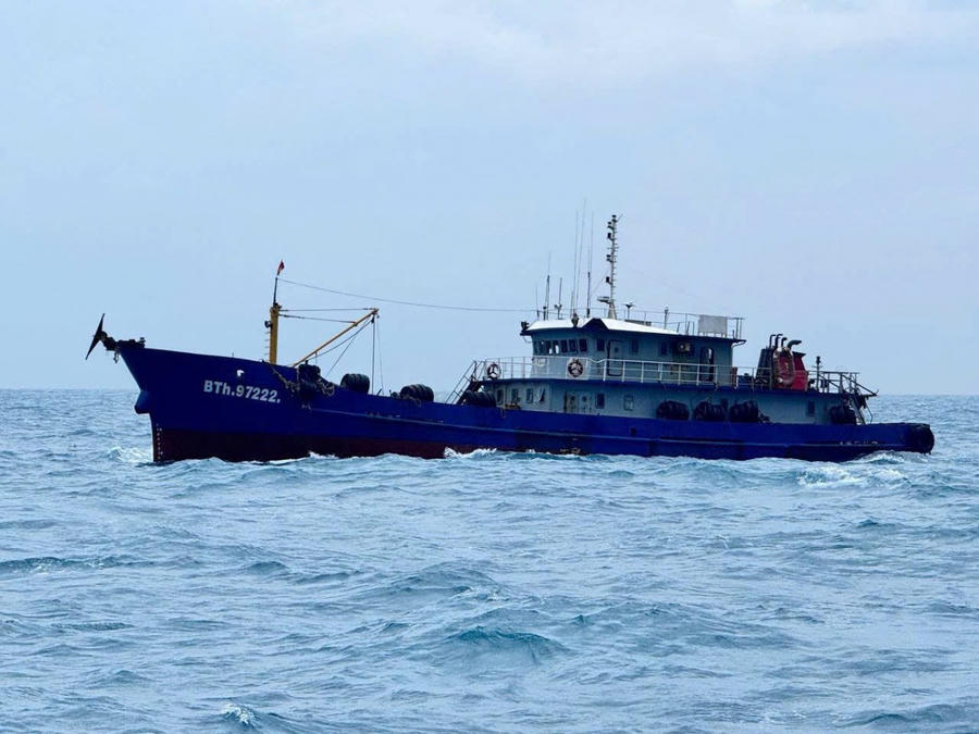 Tàu cá BTh 97222 TS trong quá trình dẫn giải.
