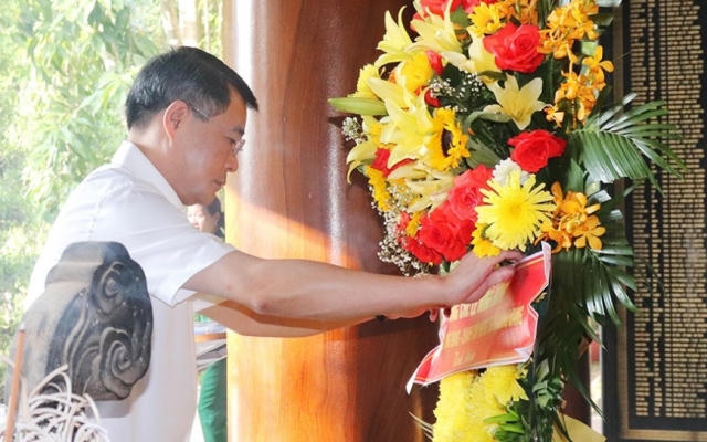 Chánh Văn phòng Trung ương Đảng dâng hương tại các địa chỉ đỏ ở Hà Tĩnh