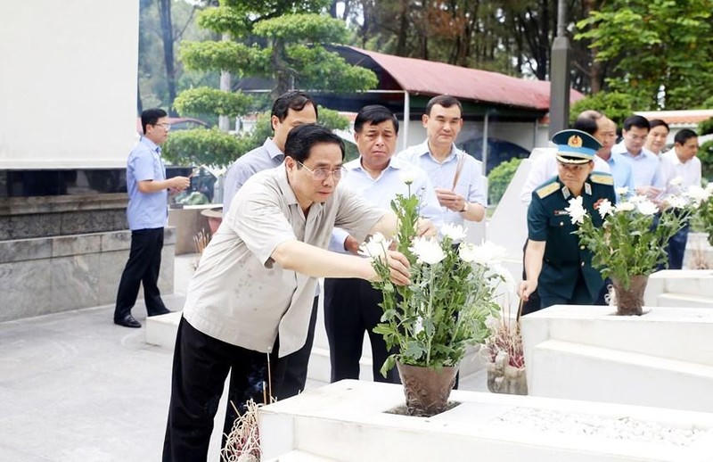 Thủ tướng dâng hương, dâng hoa tại mộ 10 cô gái thanh niên xung phong ở Ngã Ba Đồng Lộc.