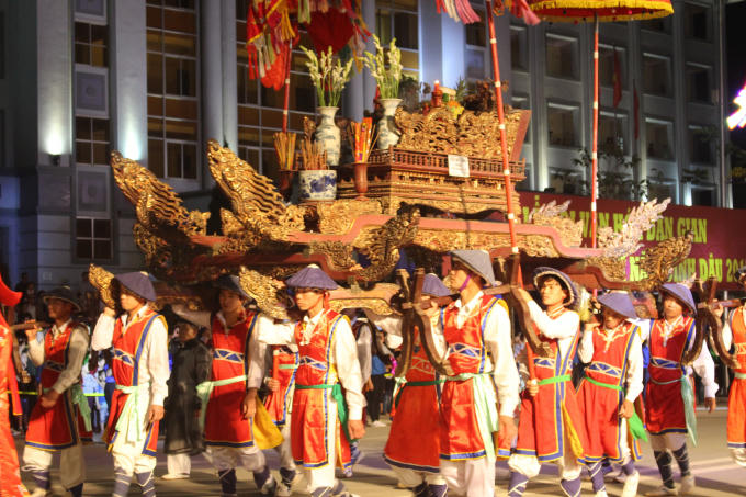 Rước kiệu.