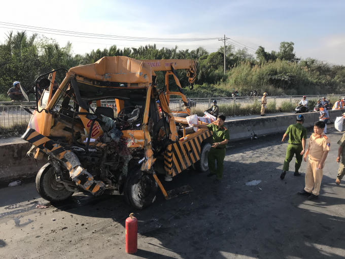 Chiếc xe cứu hộ biến dạng hoàn toàn.