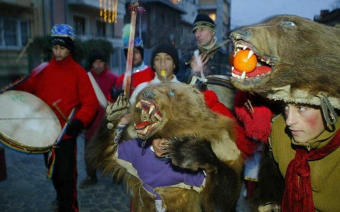 Người Rumania mừng năm mới bằng cách mặc trang phục từ da gấu và lông thú. Họ sẽ nhảy “vũ điệu của loài dê” từ nhà này sang nhà khác. Điệu nhảy này tượng trưng cho cái chết và sự tái sinh của mẹ thiên nhiên. (Ảnh:Telegraph)