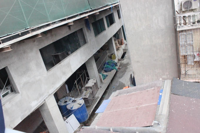 Công trình đang phá dỡ nằm ngay trên nóc nhà dân.