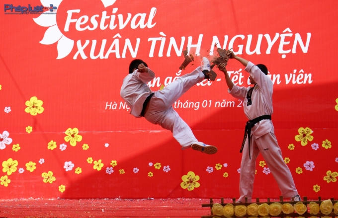 Nhiều tiết mục đặc sắc lần lượt diễn ra trong ngày hội. (Ảnh: Đức Biên)