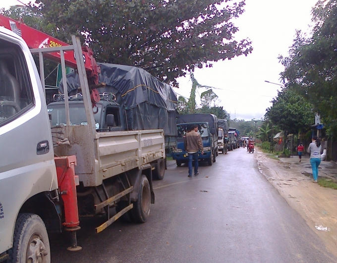 Giao thông ách tắc gần 2 giờ đồng hồ vì vụ tai nạn. (Ảnh: Văn Hoàng)