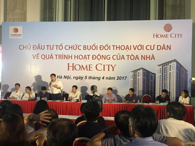 Ông Nguyễn Thế Vinh – Phó Giám đốc Công ty TNHH MTV Đầu tư Văn Phú – Trung Kính đưa ra các bằng chứng pháp lý.