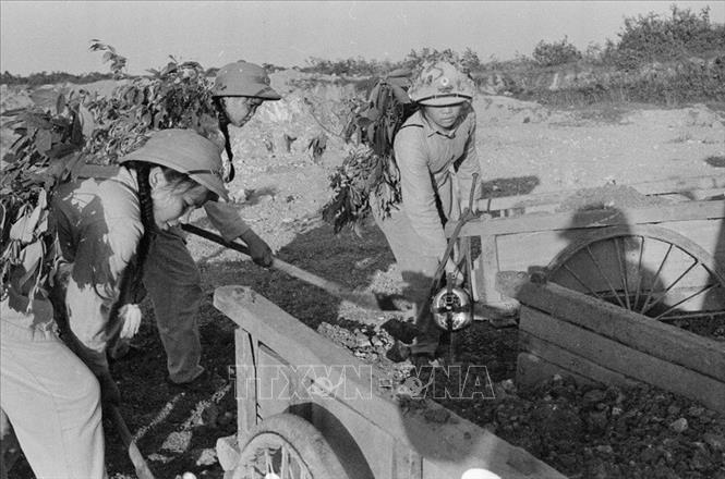 Thủ tục xét tặng, truy tặng “Huy chương Thanh niên xung phong vẻ vang”. (Ảnh minh họa: TTXVN)