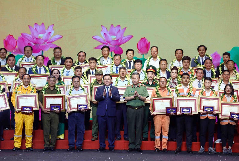 Chủ tịch Quốc hội, Bộ trưởng Tô Lâm trao Bằng khen tặng các gương điển hình tiên tiến trong phong trào PCCC và CNCH.