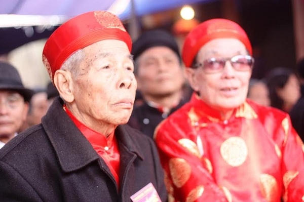 Các vị cao liên trong làng, những người có chức vị trong nhiều năm tham dự lễ hội.