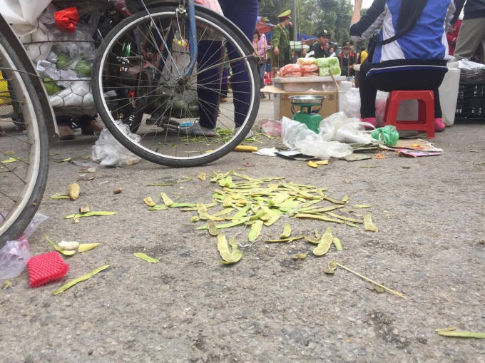 Hội Lim: Ch&iacute;nh thức khai hội, r&aacute;c thải tr&agrave;n ngập lối đi