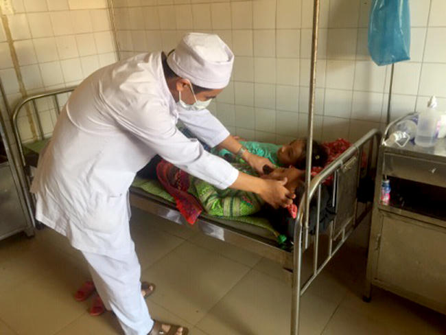 Bác sỹ bệnh viện đa khoa huyện Bắc Hà chăm sóc bệnh nhân bị ảnh hưởng sức khỏe do ăn nhầm phải bột thông đường nước cống. Ảnh: HL