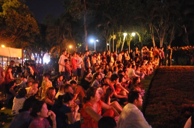 Nhiều người đợi chờ hàng mấy giờ đồng hồ để xem pháo hoa