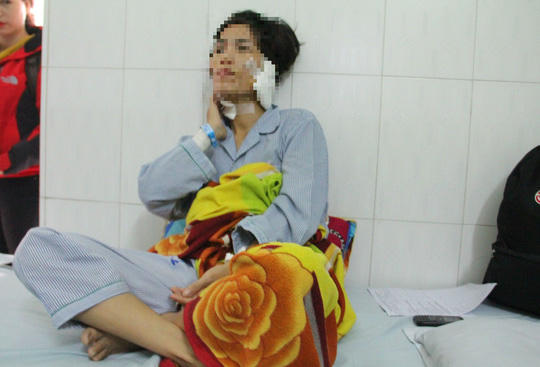 Bà Hoa đau đớn khi chồng cũ liên tục hành hạ. (Ảnh: báo Người lao động)