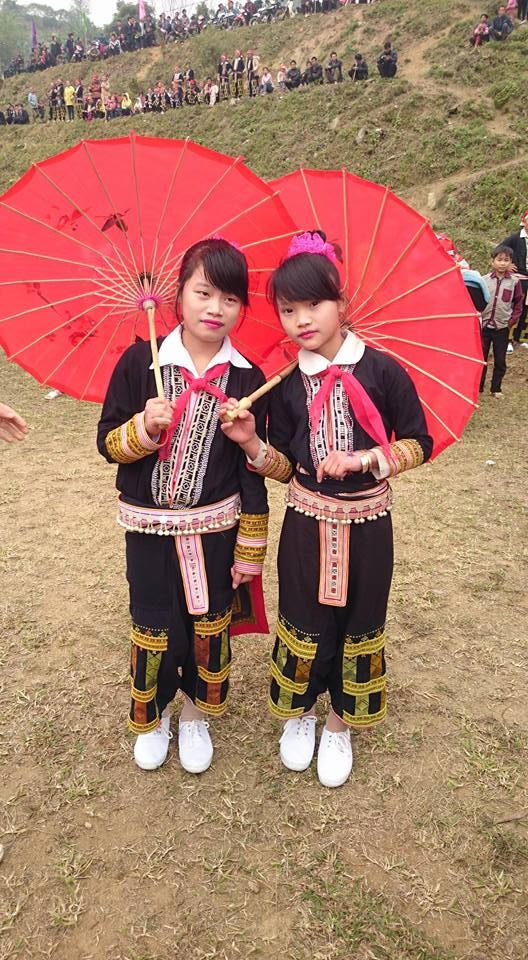 Những cô gái người Dao xúng xính váy áo xuống tham dự Lễ hội. Ảnh: Hoàng Diệp.