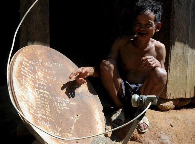 Ông Dế viết tên các con trên chảo parabol cho dễ nhớ