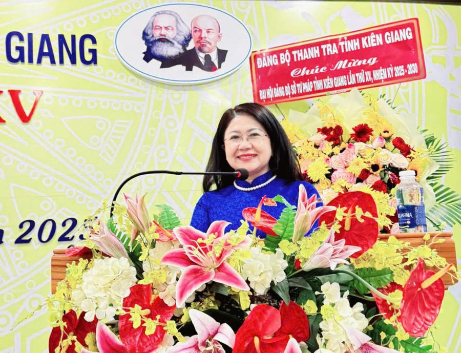 Bà Lư Thị Trang Đài - Phó Giám đốc Sở trình bày Báo cáo tổng kết thực hiện Nghị quyết Đại hội Đảng bộ lần thứ XIV, nhiệm kỳ 2020-2025