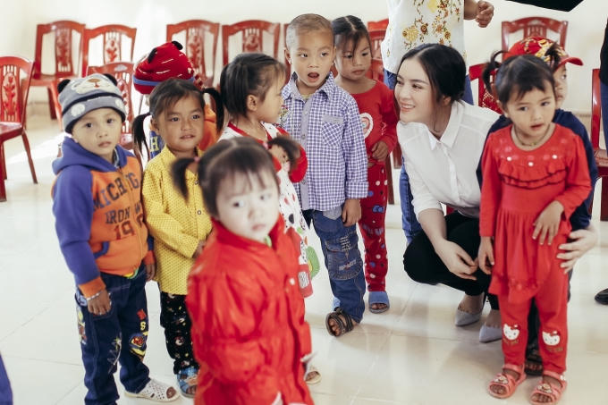 Lý Nhã Kỳ vui đùa cùng các em nhỏ Khau Sớ - Hà Quảng.