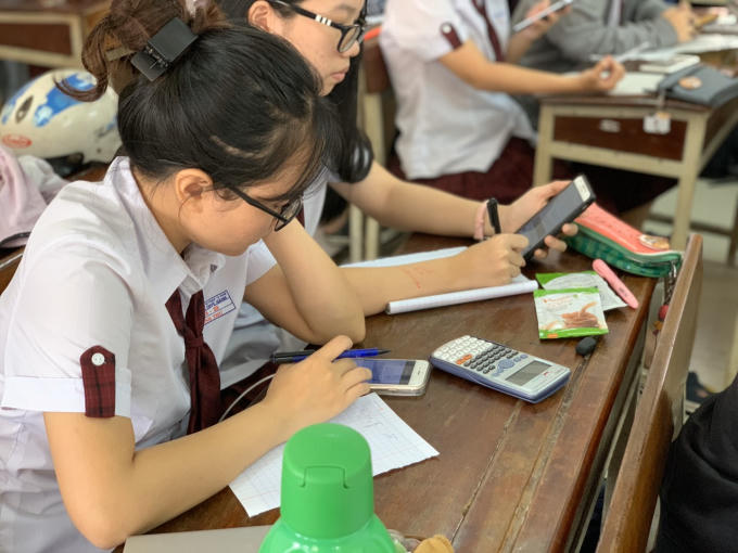 hoc-sinh-thi-truc-tuyen-tren-789.vn-07