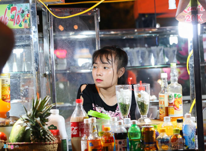 Đến khu phố, du khách sẽ được thưởng thức các món ăn, đồ uống mang đặc trưng xứ Quảng như sửa bắp Hội An, Mỳ Quảng, Cao Lầu...