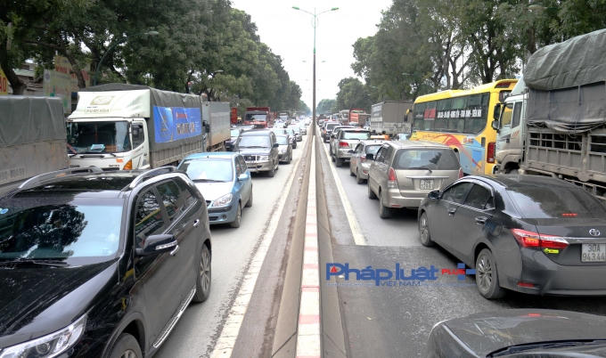 Tuyến đường Phạm Văn Đồng ùn tắc trong nhiều giờ.