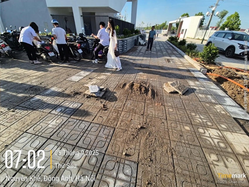 Gạch lát nền, cát thùng phi ngổn ngang trong khuôn viên lối đi.