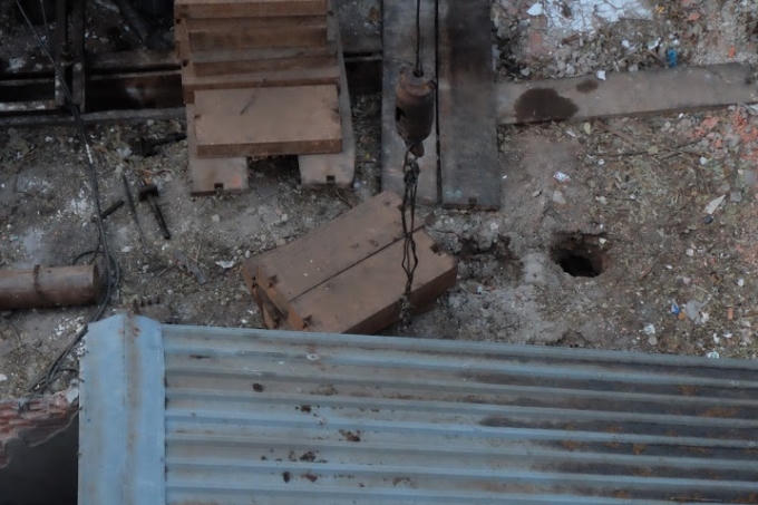 TP HCM: Gi&agrave;n &eacute;p cột b&ecirc; t&ocirc;ng 10 tấn đổ sập đ&egrave; ng&acirc;n h&agrave;ng Eximbank