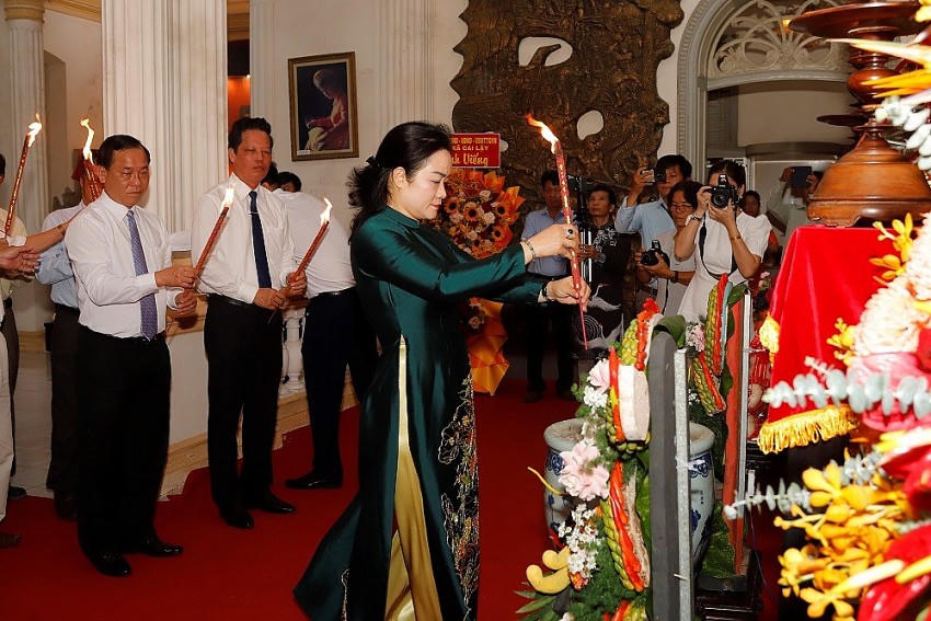 Phó Bí thư thường trực Tỉnh ủy Nguyễn Hải Trâm dâng hương trước anh linh Vua Hùng. Ảnh: Xuân Uyên