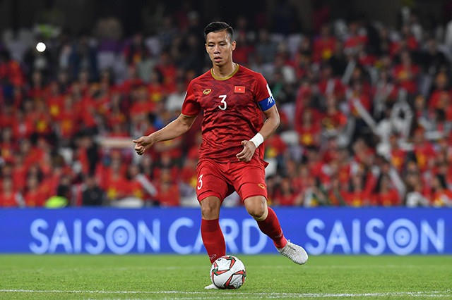 Thủ quân Quế Ngọc Hải chơi đầy bản lĩnh trong vai trò thủ lĩnh ở hàng thủ