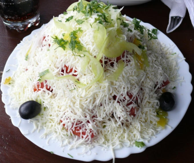Món Shopska Salad. Ảnh: doanbulgaria1976.wordpress.com