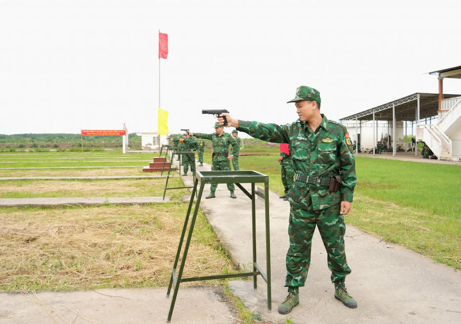 Cán bộ, chiến sĩ BĐBP tỉnh Cà Mau thực hành kiểm tra bắn đạn thật.