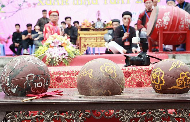 Năm nay, những quả cầu được làm bằng cao su nhằm giảm thương tích không đáng có khi thi đấu. Quả cầu nặng 12kg, 10kg và 8kg. ( từ trái qua phải)