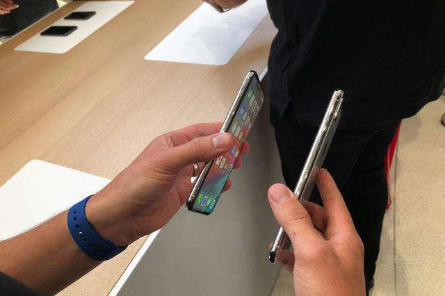 Cận cảnh bộ đ&ocirc;i iPhone XS v&agrave; XS Max mới ra mắt của Apple