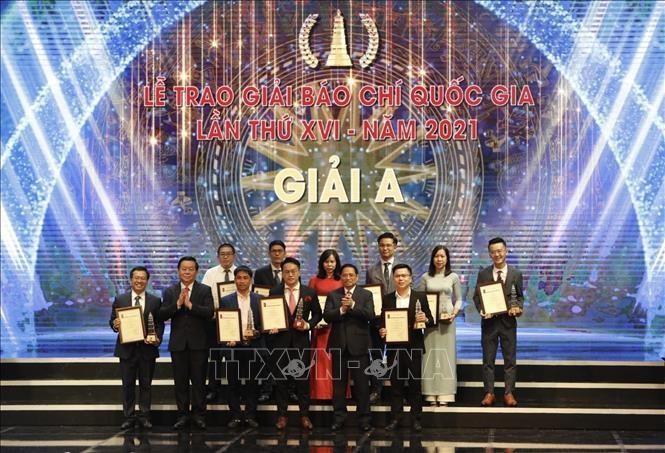 Thủ tướng Phạm Minh Chính và Bí thư Trung ương Đảng, Trưởng ban Tuyên giáo Trung ương Nguyễn Trọng Nghĩa trao giải A cho các tác giả. Ảnh: Trần Việt/TTXVN