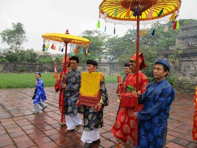 Rước di ảnh vua Thành Thái vào nơi thờ tự.