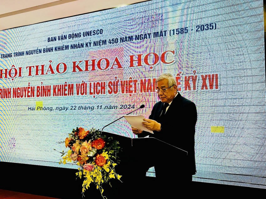 GS.TS.NGND Vũ Minh Giang phát biểu tham luận tại Hội thảo.