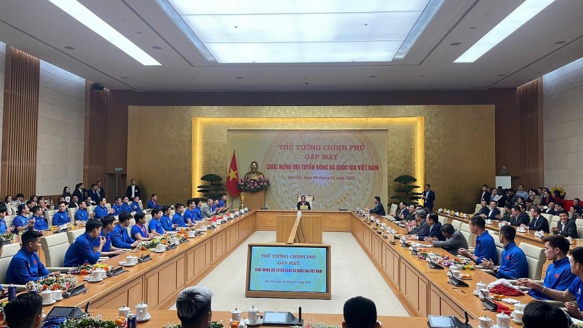 Thủ tướng gặp mặt chúc mừng đội tuyển bóng đá quốc gia.