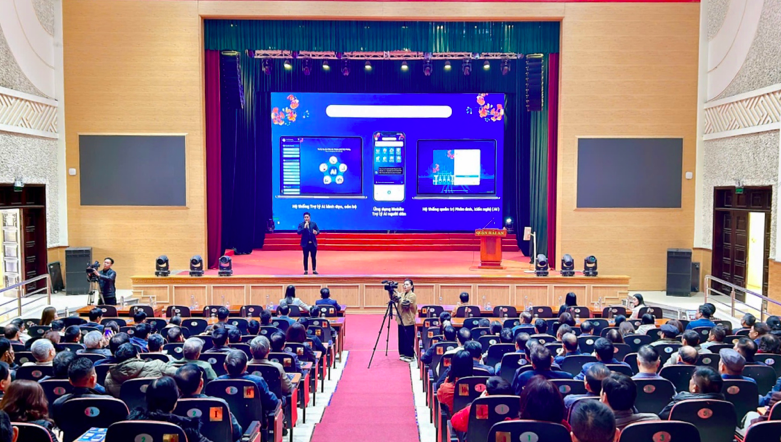 Ông Phạm Thế Anh, Giám đốc Công ty cổ phần công nghệ HeyU khu vực 1 giới thiệu về nền tảng trí tuệ nhân tạo AI tại UBND quận Hải An.
