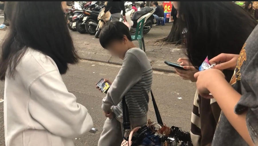 Em Trịnh Văn Hà bán hàng rong ở chợ Nghĩa Tân