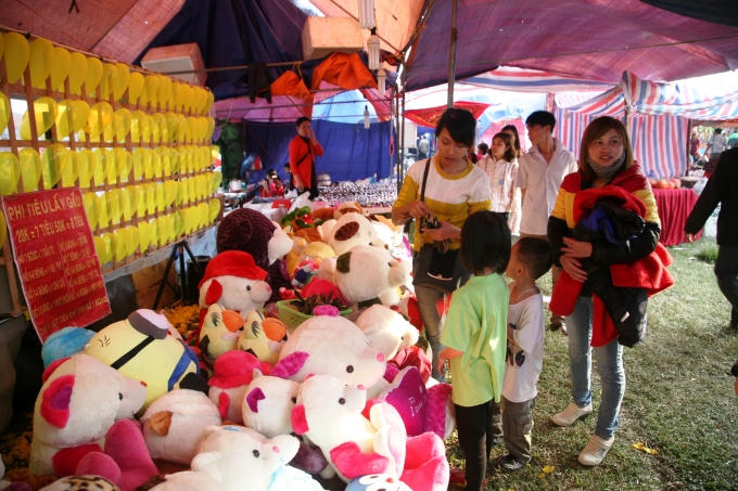 . Hàng phi tiêu lấy gấu thu hút nhiều người tham gia.
