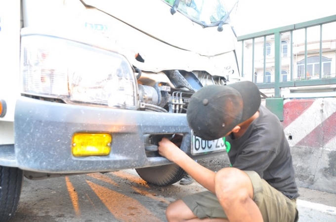 Xe tải mất lái thắng gấp, 5 ô tô phía sau đâm vào nhau.