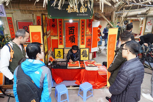 Bên cạnh hoạt động thư pháp, khách tham quan còn được tìm hiểu quy trình làm giấy dó, xem các gian hàng nghề truyền thống, trải nghiệm trò chơi dân gian, thả hoa đăng...